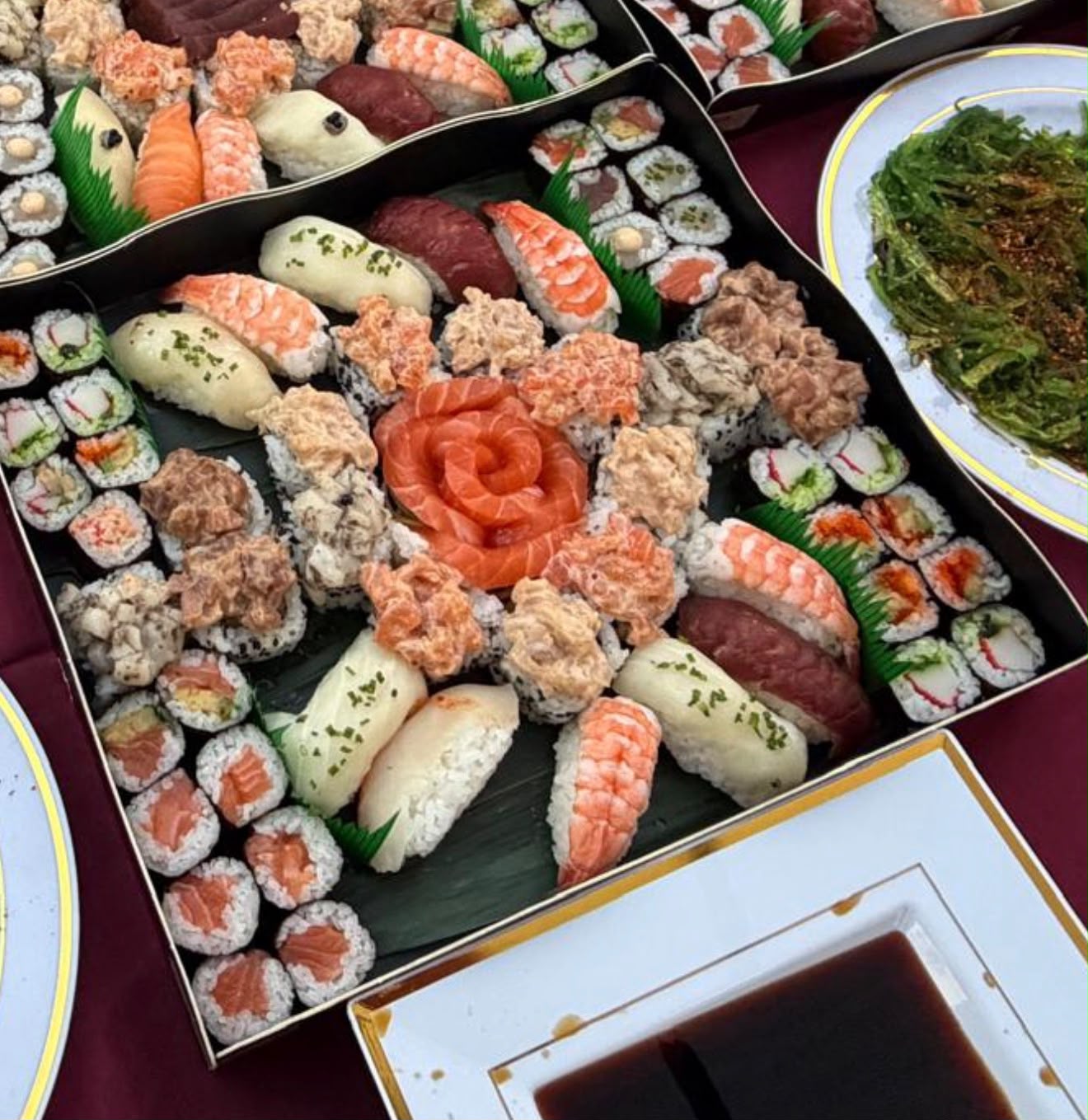 Bandeja de sushi y sashimi preparada para un encargo